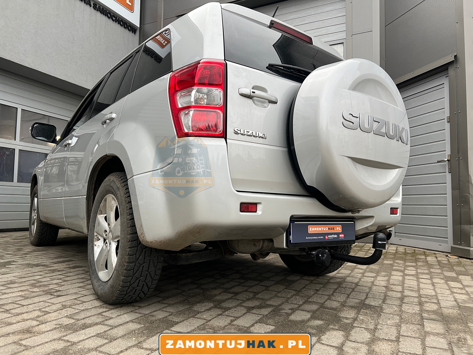 zdjecia obrazujace suzuki grand vitara z kolem zapasowym na tylnej klapie i hakiem holowniczym