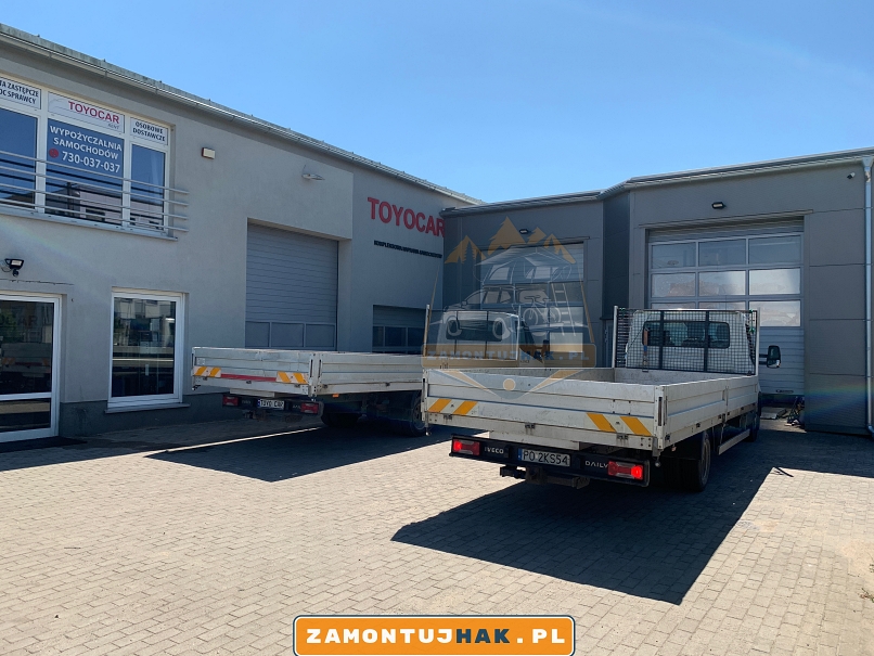 na zdjeciu autoryzowany serwis montazu hakow holowniczych w poznaniu i dwa samochody iveco daily po montazu haka holowniczego 