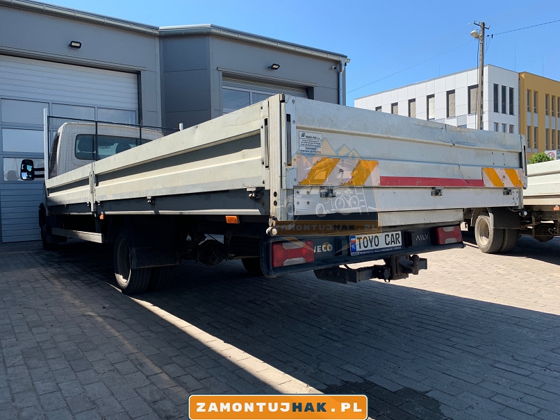 Na zdjeciu iveco dali po naprawie instalacji elektrycznej haka holowniczego w poznaniu w zamontujhak.pl zdjecie pod firma 