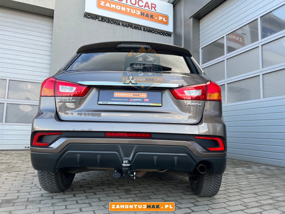 Mitsubishi ASX z hakiem holowniczym westfalia a40v - zdjecia pokazują samochód z bliska i idealne dopasowanie haka holowniczego Westfalia do samochodu  340093600001