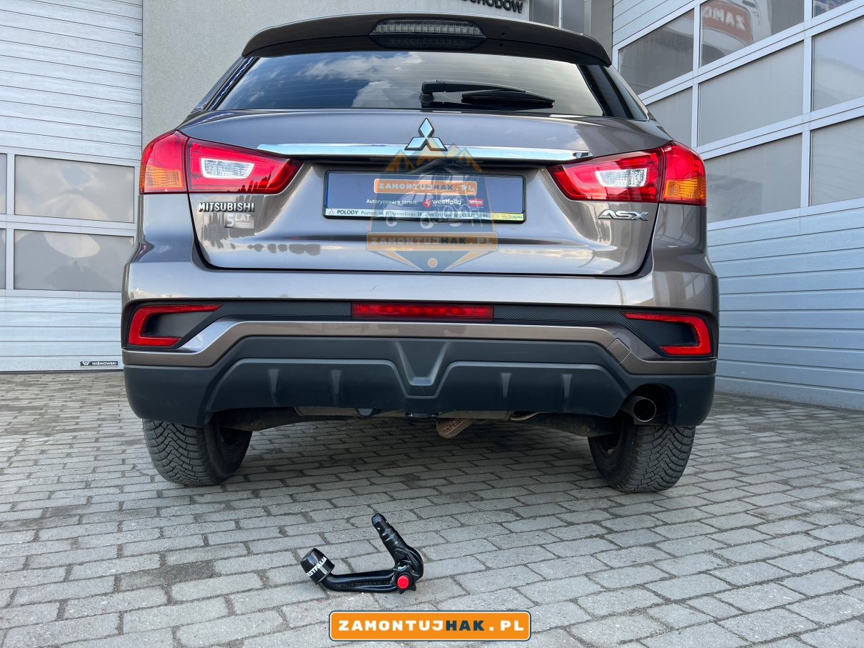 samochód na zdjeciach pokazany po montazu haka holowniczego 340093600001 - hak wypinany, na zdjęcu z wypiętą kulą holowniczą a40v, zdjecie na tle profesjonalnego warsztatu zajmującego się montazem haków holowniczych w poznaniu 