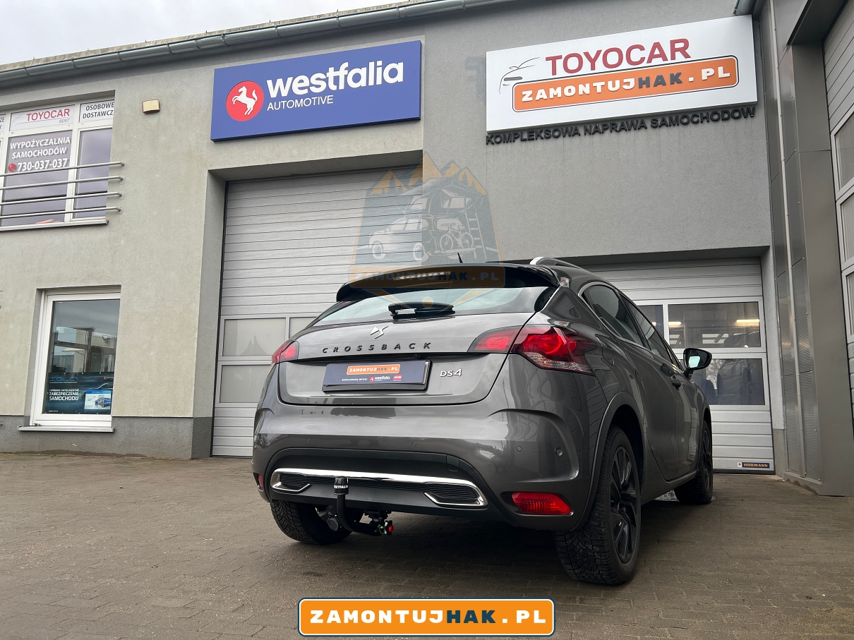 citroen ds 4 crossback na zdjeciu z hakiem holowniczym westfalia model a40v po montazu w profesjonalnym serwisie w poznaniu na tle budynku prawdziwego warsztatu