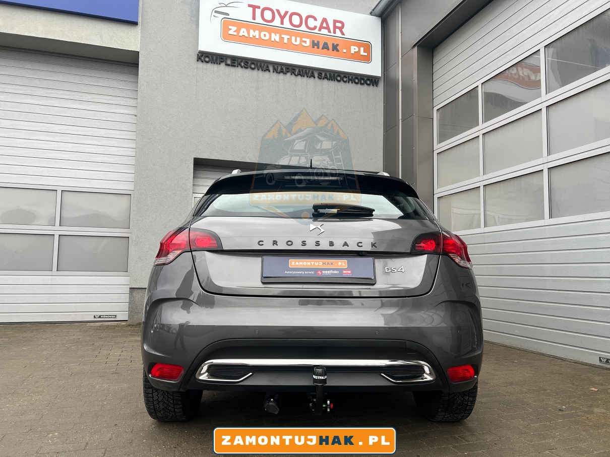 zdjęcie przedstawia grafitowy  samochód ds 4 automobiles z zamontowanym hakiem holowniczym Westfalia A40V za tylnym zderzakiem w tle widzimy najlepszy warsztat w poznaniu zajmujący się montażem haków holowniczych - zamontujhak.pl 