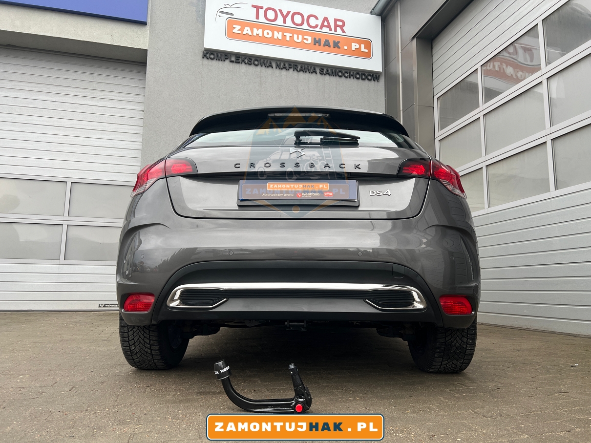 na naszej profesjonalnej fotografi pokazujemy grafitowego Citroen DS 4 z 2017 roku zaraz po montazu haka holowniczego w autoryzowanym serwisie w Poznaniu na zdjeciu samochód z wypinaną kulą holowniczą westfalia a40v idealnie dopasowany do samochodu