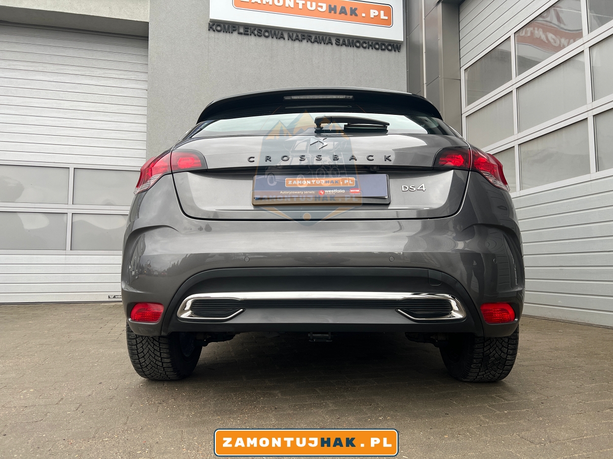 szary citroen ds 4 zdjęcie pokazuje tył samochodu dokładnie widać na jak hak holowniczy westfalia a40v po montażu w samochodzie jest niewidoczny przy zdemontowanej kuli holowniczej za tylnym zderzakiem auta