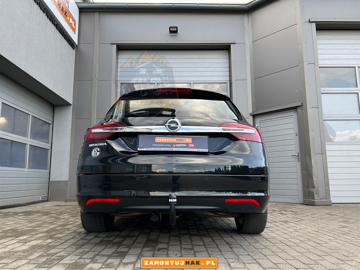 na zdjeciu samochod opel insignia kombi zdjecie od tylu samochodu z hakiem holowniczym brink zamontowanym profesjonalnie hak holowniczy do insignia kombi niewidoczny 
