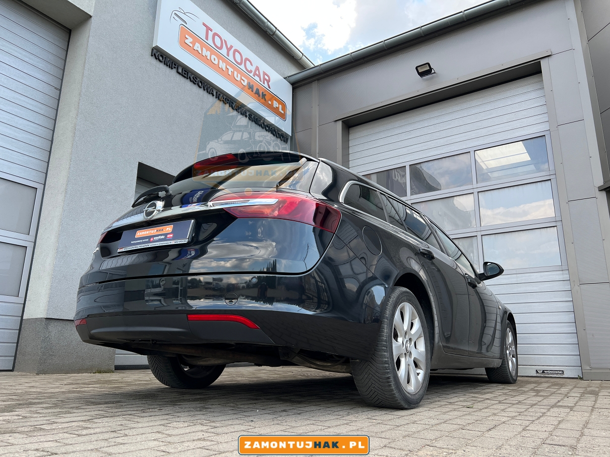 opel insignia kombi po montazu haka holowniczego wypinanego pionowo, niewidocznego po demontazu kuli, zdjecie pokazuje niewidoczność haka w pojezdzie opel insignia kombi