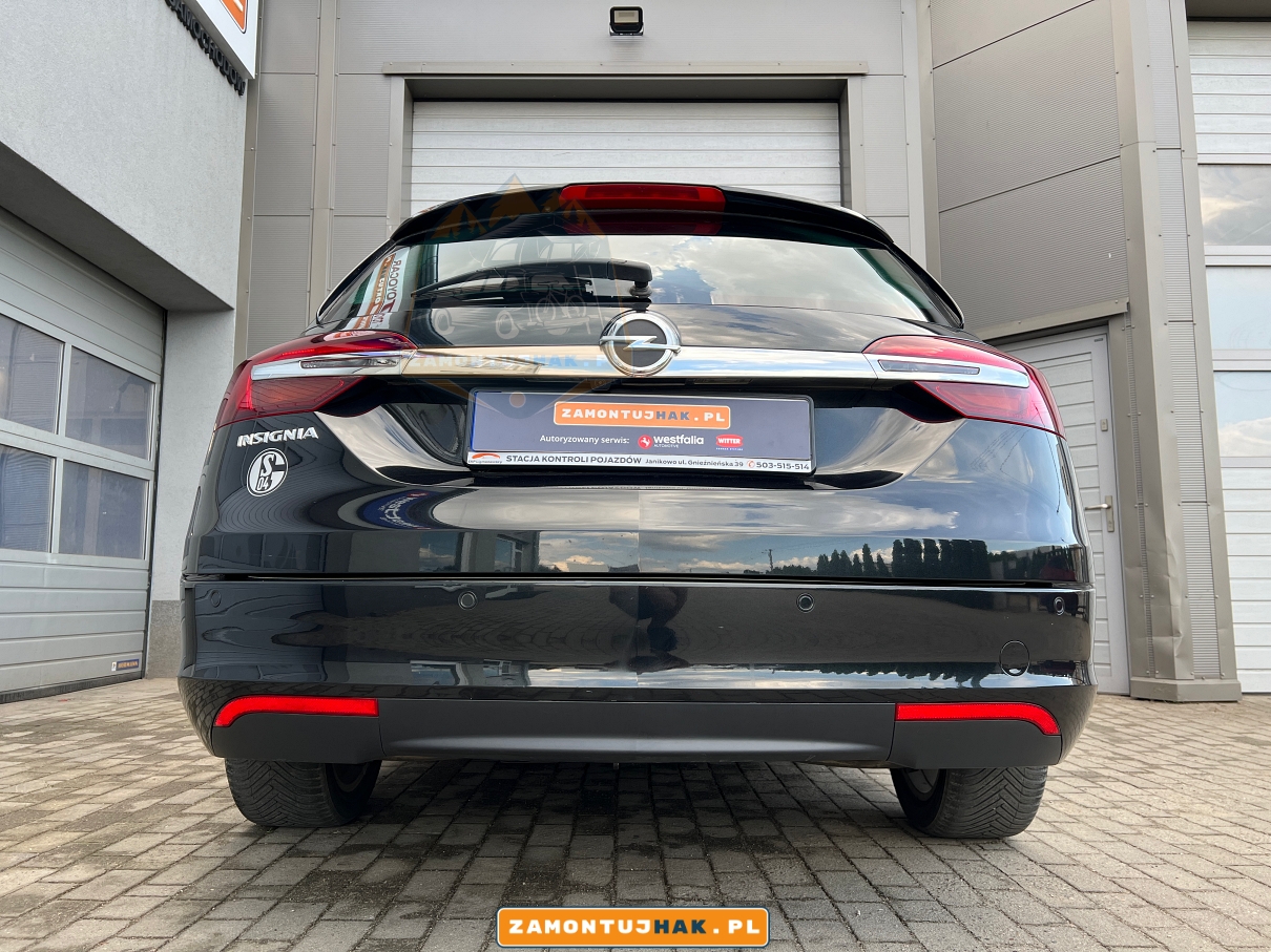 zdjecie tylu samochodu wyposazonego w hak holowniczy brink, hak niewidoczny 